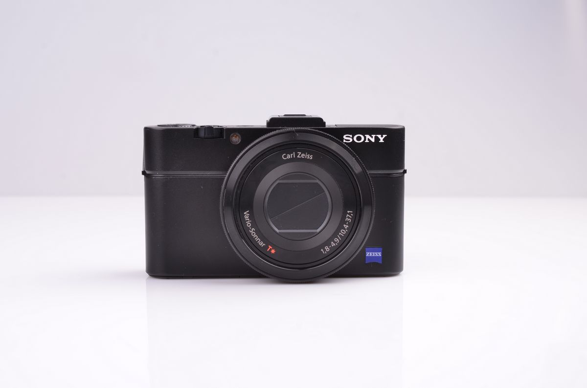 索尼黑卡RX100 II正面