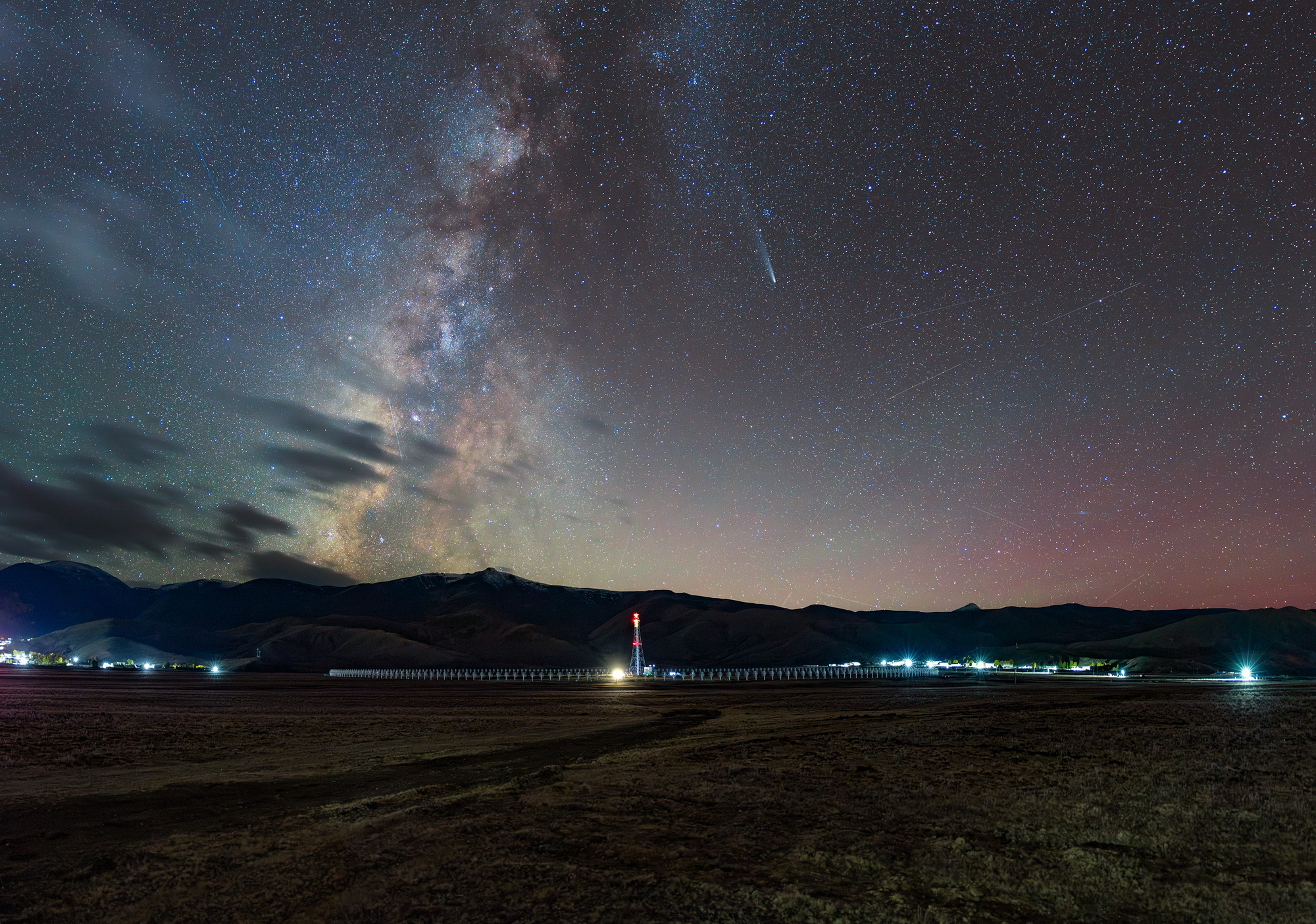 在较远位置拍摄银河与彗星在千眼天珠上方落下的场景 EOS R5 Mark II / RF24-70mm F2.8 L IS USM / F2.8 30s ISO4000